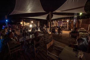 Live music al beach bar de Punta Ala Camp & Resort